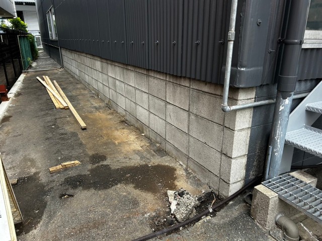 倉庫部材跡の穴補修　施工前